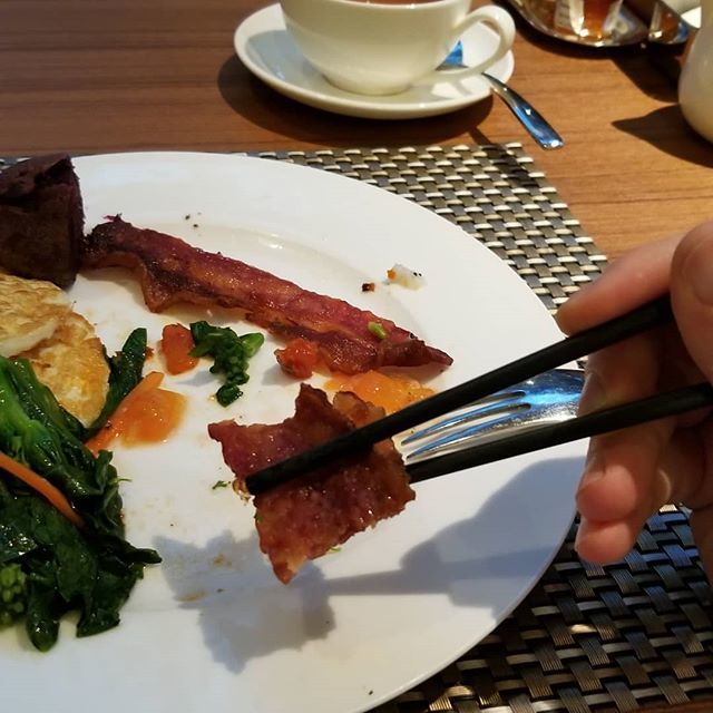 Chopsticks for bacon is the way to go. ift.tt/2Ubg7fc