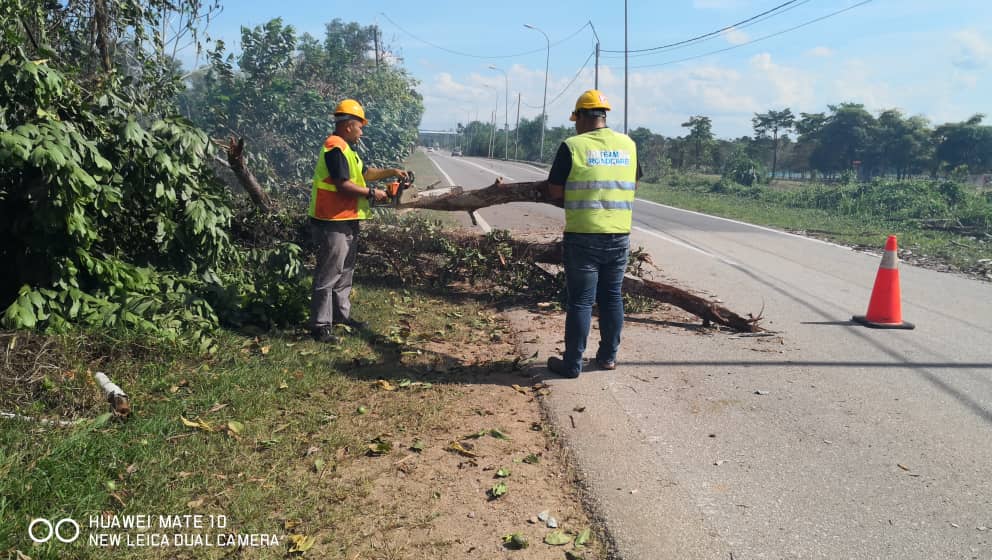 Ft 63 ( Jln B.Ibam - L.Chondong )
Seksyen 22.00
Pembersihan pokok tumbang / mati untuk keselamatan dan keselesaan pengguna jalan raya.
@P2Muadzam 
<a href="/Roadcare_Phg/">ROADCARE PAHANG</a> 
@Roadcare_Msia 
<a href="/JKRrompin/">JKR Rompin</a> 
<a href="/JKRPAHANG/">JKR PAHANG</a> 
@MOWorks