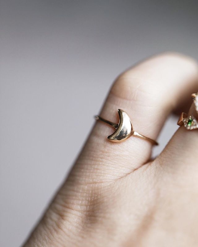 The 10k tiny moon ring that is currently in stock is a perfect fit for your pinky! It's ready to ship and at your in 3-5 days! Tap tap to shop!
.
.
.
.
. #gold #rings #bracelets #necklace #shop #Ctwf #considerthewldflwrs #wldflwrink #vsco #vscocam #fashi… ift.tt/2IBkK0F