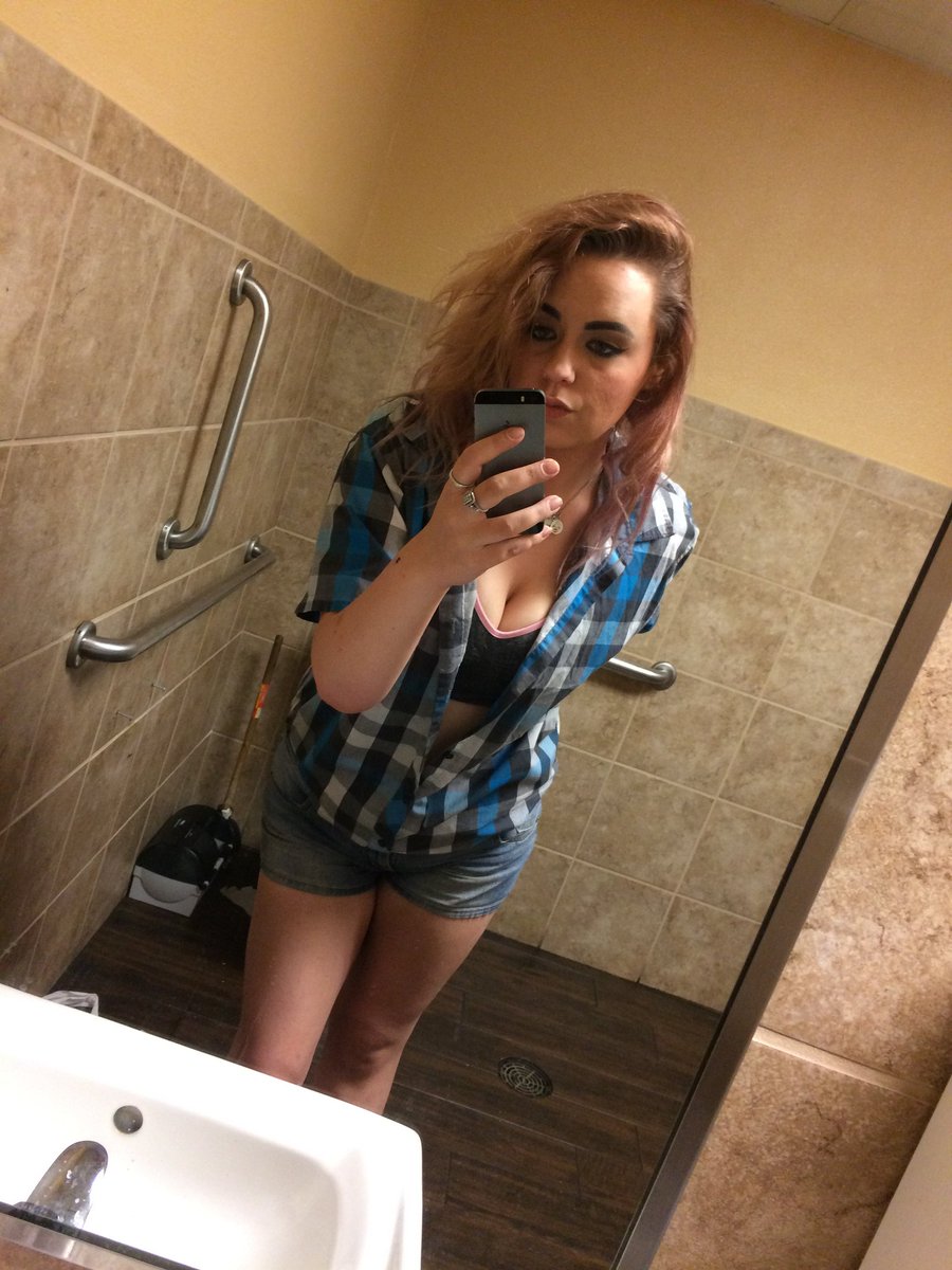 kayckayc0423's tweet photo. Cannnot wait til it's time to wear shorts again!! Summer time come back to me!!! 🌹🌻🌴🌞🏕🏝🏖 please!! 😎 #enoughsnowalready #goawaywinter #snowsucks #nomorewinter #thegroundhogwaswrong https://t.co/jhDVoxF8LE