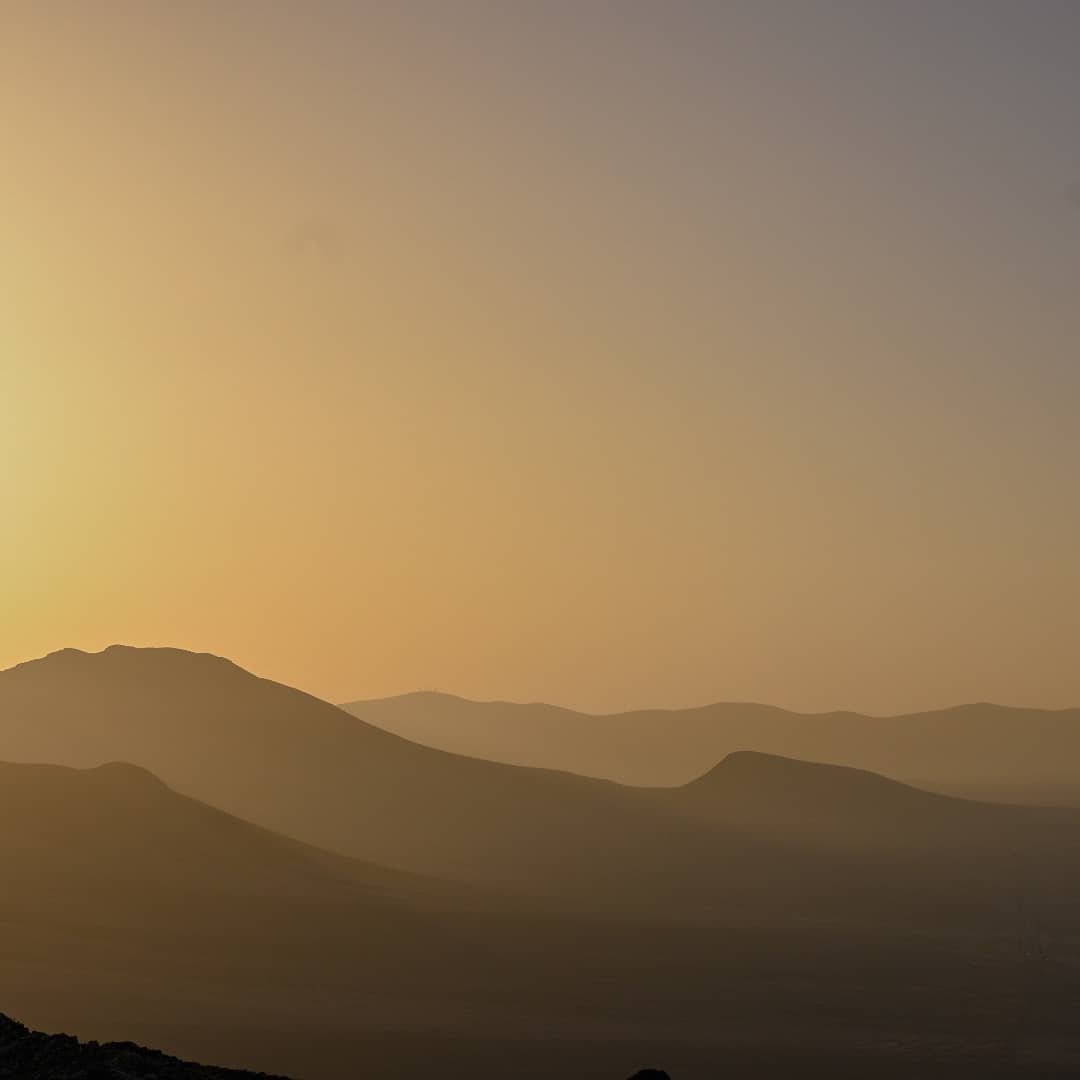 Machinecultuk's tweet photo. Amazing sunset over caleta de fuste fuerteventura #fuerteventura #sunset #mountains https://t.co/sm9ZhsziLN
