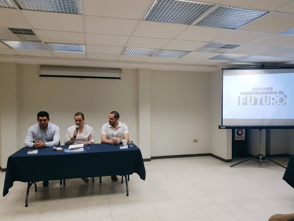 CANACINTRA_Tab's tweet photo. En este momento iniciamos la presentación del programa Jóvenes Construyendo el Futuro de la @STPS_mx 
@Izcoatlj explica a nuestros afiliados los detalles del programa; recuerda que puedes registrarte en las instalaciones de @CANACINTRA_Tab https://t.co/zJxC7Ry0AM