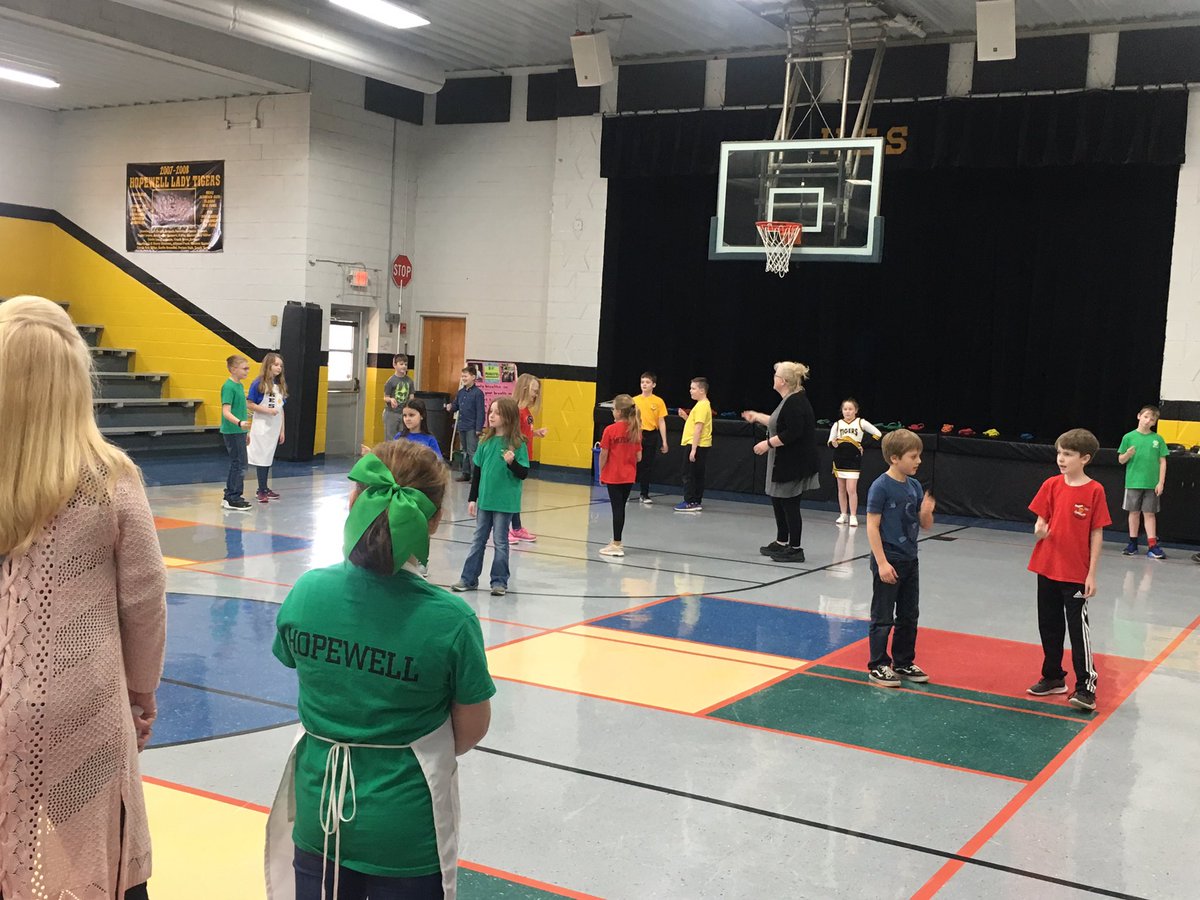 eKaylor_'s tweet image. Do you know how to swing dance? These students are getting their exercise with big band music while they learn some new moves! A #magicoflearning moment today @hopewelltigers in PE