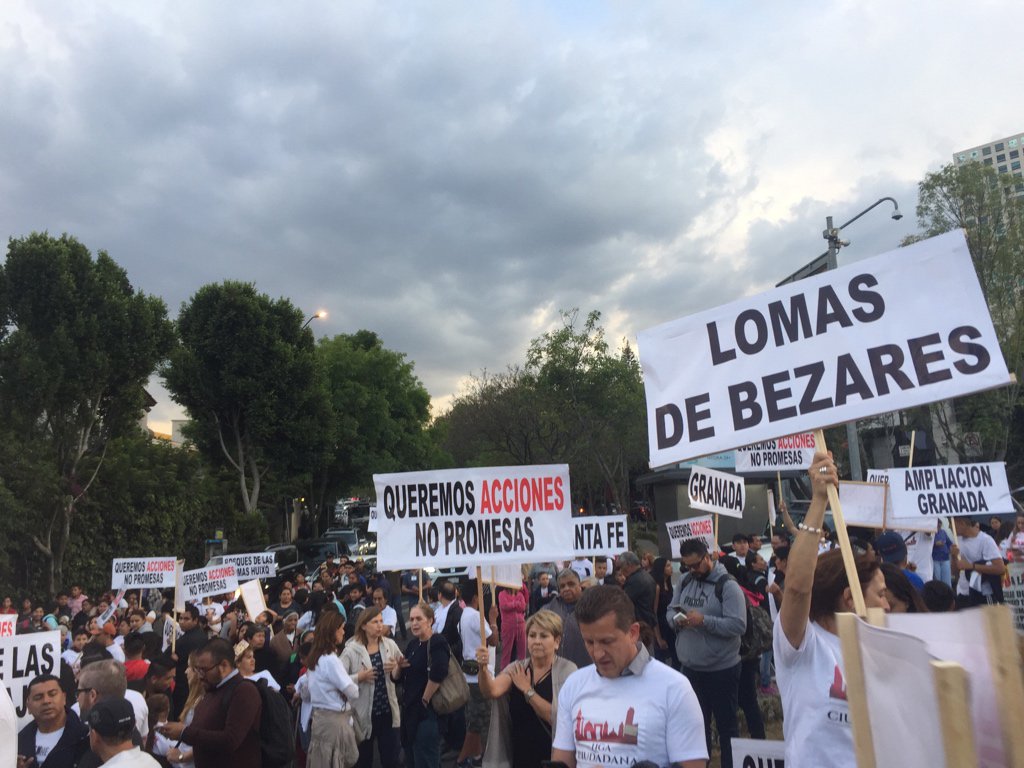 Vecinos_Bezares's tweet photo. te molesta este tráfico? espérate a que construyan las decenas de mega obras en la mex-toluca y bosques. monstruos ilegales como Flow (carr mex toluca 2822) #corrupcioninmobiliaria #todossomosbosques 
@Claudiashein @vromog @ileavillalobos @TJA_CDMX @mariana_boy @SacmexCDMX https://t.co/GQ7VhcLXBJ