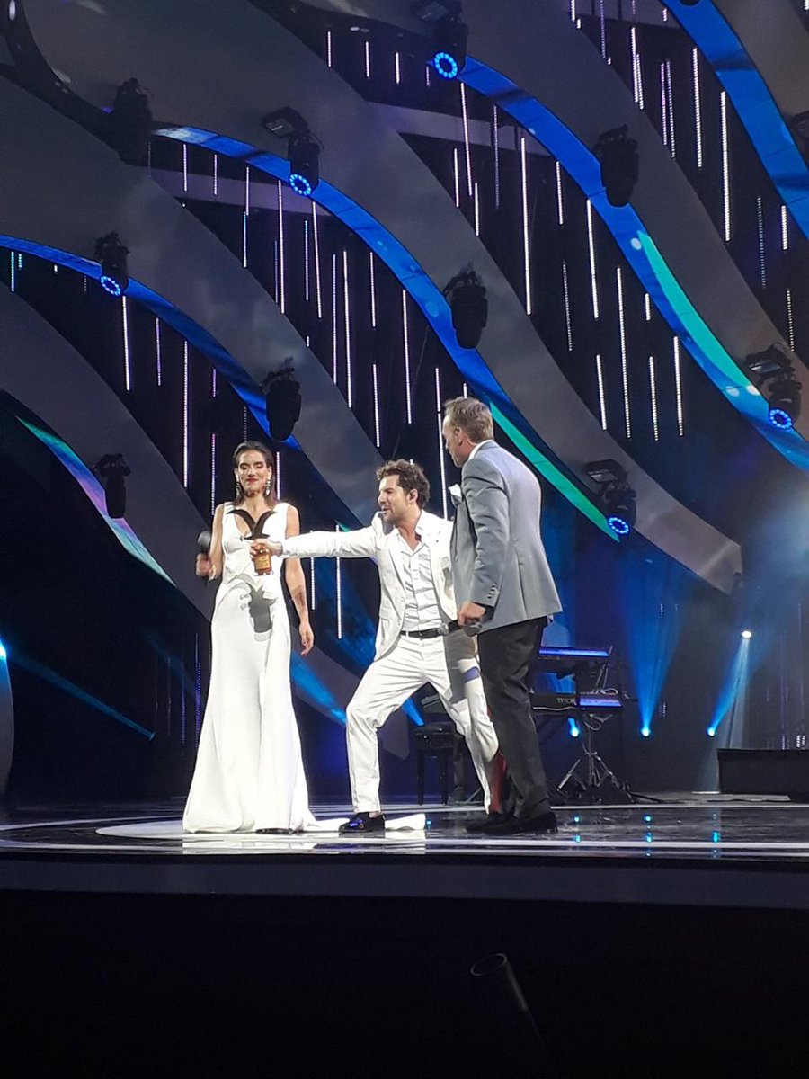 RevistaDigitalJ's tweet photo. FESTIVAL VIÑA DEL MAR 2019.
La quinta se rinde a los éxitos de David Bisbal y para cerrar la tercera noche del festival, le entregan #GaviotaDeOro https://t.co/4dgWAKVjzu