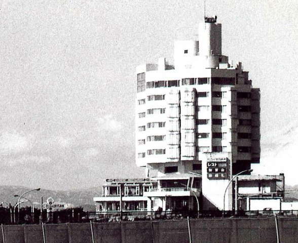 ロケ地大画報 仮面ライダーx第1話ロケ地 茅ヶ崎海岸 陸地側にはパシフィックパーク茅ヶ崎 沖には烏帽子岩 海岸沿いの先には江ノ島 子供の頃 雑誌でこのパシフィックホテルの映った1話の特写を見てデカい海水浴場の展望台だと思いこんでた