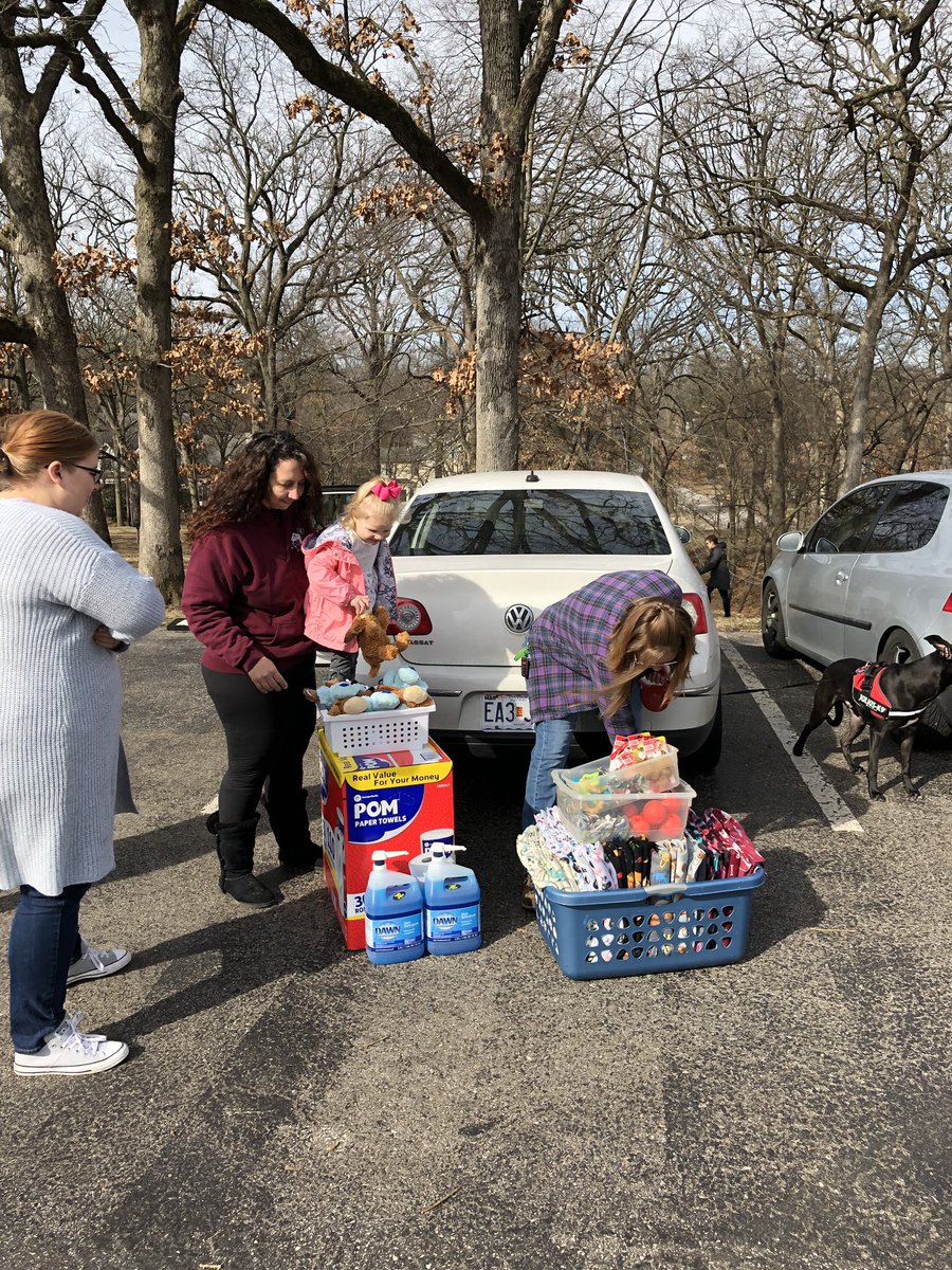 tough_puddin's tweet photo. Met up with camp chaos to drop off donations today.
The little girl is so happy to help!
#TeamMellow #ApollosPack https://t.co/6o6TKn2US7