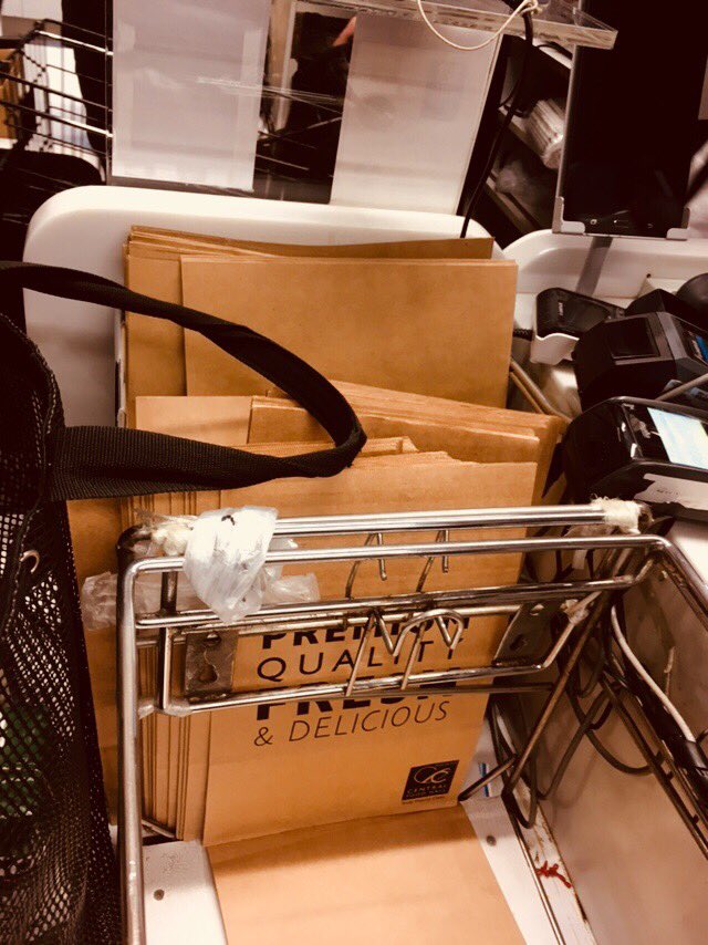 nativejar's tweet photo. Tops supermarkets in Thailand switching to paperbags now. Thumbs up! 👍 @topsthailand https://t.co/I21DX2JWTd