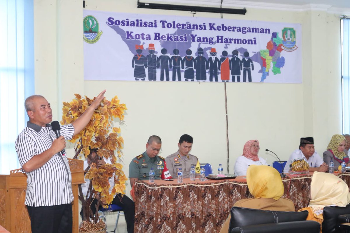 Rahmat_Effendi_'s tweet photo. Menghadiri Sosialisasi Toleransi Keberagaman Kota Bekasi yang Harmoni, terdiri dari guru SMAN 2, 3, 6 dan 8, bertempat di SMAN 2 Jl. Tangkuban Perahu No.1 Kel. Kayuringin Kec. Bekasi Selatan Kota Bekasi. (26/02) https://t.co/cUuo09hq9l