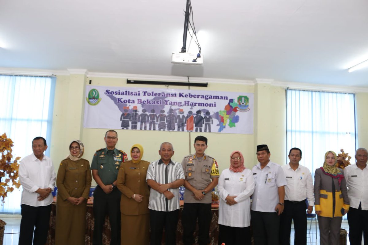 Rahmat_Effendi_'s tweet photo. Menghadiri Sosialisasi Toleransi Keberagaman Kota Bekasi yang Harmoni, terdiri dari guru SMAN 2, 3, 6 dan 8, bertempat di SMAN 2 Jl. Tangkuban Perahu No.1 Kel. Kayuringin Kec. Bekasi Selatan Kota Bekasi. (26/02) https://t.co/cUuo09hq9l
