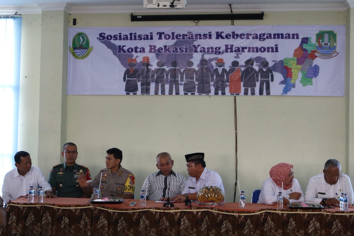 Rahmat_Effendi_'s tweet photo. Menghadiri Sosialisasi Toleransi Keberagaman Kota Bekasi yang Harmoni, terdiri dari guru SMAN 2, 3, 6 dan 8, bertempat di SMAN 2 Jl. Tangkuban Perahu No.1 Kel. Kayuringin Kec. Bekasi Selatan Kota Bekasi. (26/02) https://t.co/cUuo09hq9l