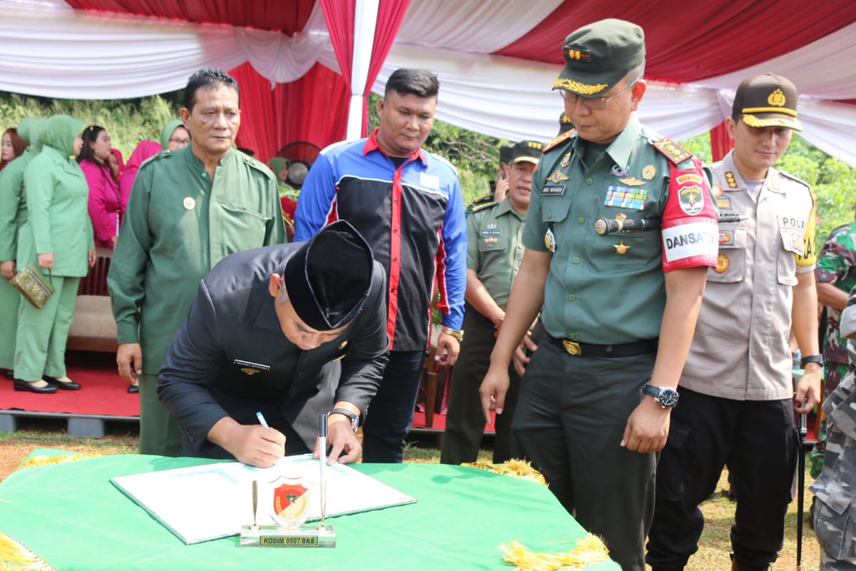 Rahmat_Effendi_'s tweet photo. Menjadi Inspektur Upacara Pembukaan TMMD ke-104 Tahun 2019 KODIM/0507 Kota Bekasi. (26/02) https://t.co/LJYHAPd0bO