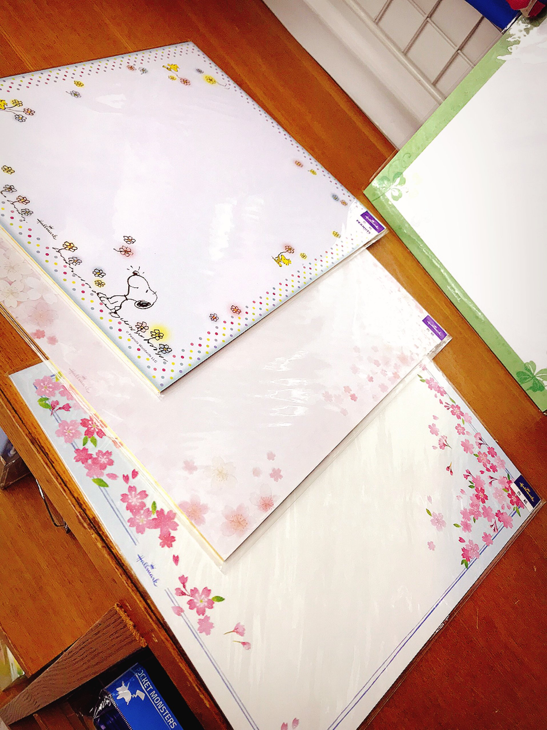 金ペン堂 裾野市の文房具店です A Twitteren 小中学生はいいんだけど 卒業間近の高校生は 卒業後もまだ受験生だったり 毎年 受験と 卒業のシーズンはかぶり気味で落ち着きません ただ後輩は寄せ書き用意しといて 後輩 金ペン堂集合 ホールマーク 日本