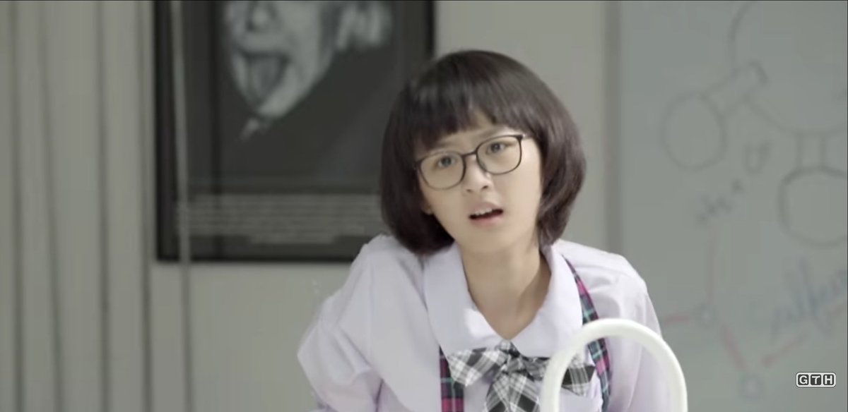 16. Malee My Best Friend Extraordinaire (2015 - Drama)Drama paling absurd ah ga ngerti lagi ini kocak bgt. Cerita Maesa yg punya temen aneh dari afrika, namanya Malee. Dia bisa berubah jadi apa aja. Singa kek, gajah kek, semua binatang afrika. Gpp nonton ini buat hiburan.