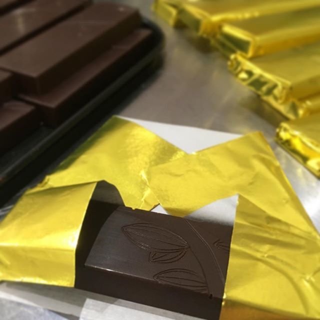Gold wrapped goodness - Costa Rican cacao meets Costa Rican coffee 🍫☕️
.
.
.
#madewithlove #handcrafted #organic #farmtobar #chocolate #cacao #beantobar #singleestate #darkchocolate #smallbatch #craftchocolate #gold #foodofthegods #cacaolove #costari… ift.tt/2TjyjGb