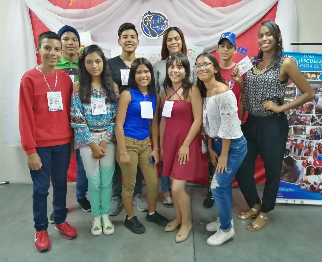 Caracascentro's tweet photo. Casting final: "Canta con el 30 Aniversario"🙌👣🎵
El día 23 y 24 de febrero, en el colegio Eliodoro Betancourt Izaguirre "Fe y Alegría" (Maracay). Se realizo el casting final seleccionando 11 huellistas representando las 7 zonas que componen el Movimiento Juvenil Huellas. https://t.co/MpgkOh377C