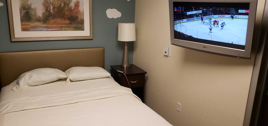 bigdrewtweets's tweet photo. Got this snoozer of a Wings game on and it's #SleepStudy time. Sorry to Ryan who will be watching my brain tonight at @MercyHealthWM. Comfy digs. Let's do this. #SleepHealthier https://t.co/d8ON4TPlrk