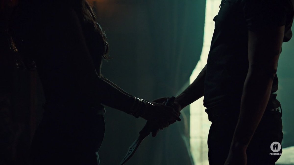 jassluvclace's tweet photo. Isabel and jace!!! 😢😢😢 #Shadowhunters https://t.co/sR8VtaGDU9