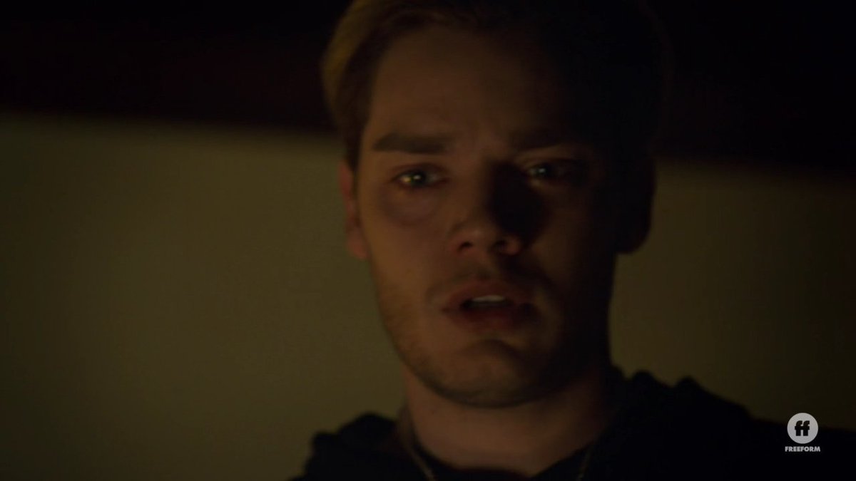 jassluvclace's tweet photo. I hate to see my bae suffering!!😫😫😭😭 #Shadowhunters https://t.co/sJLdWCoxkv
