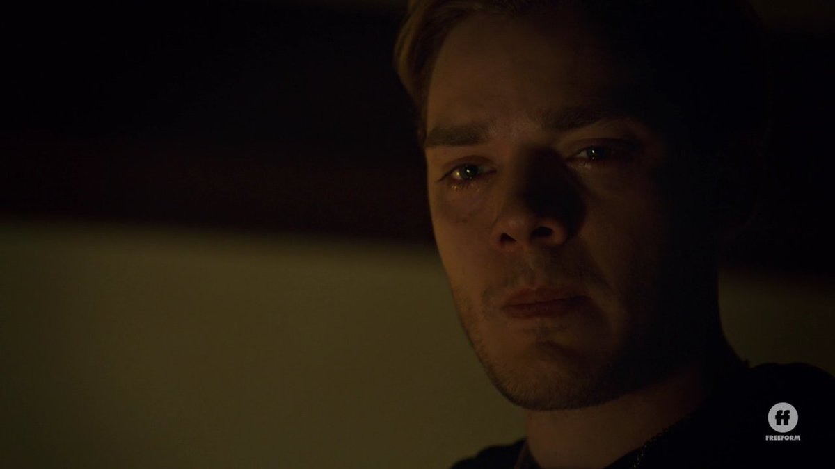 jassluvclace's tweet photo. I hate to see my bae suffering!!😫😫😭😭 #Shadowhunters https://t.co/sJLdWCoxkv