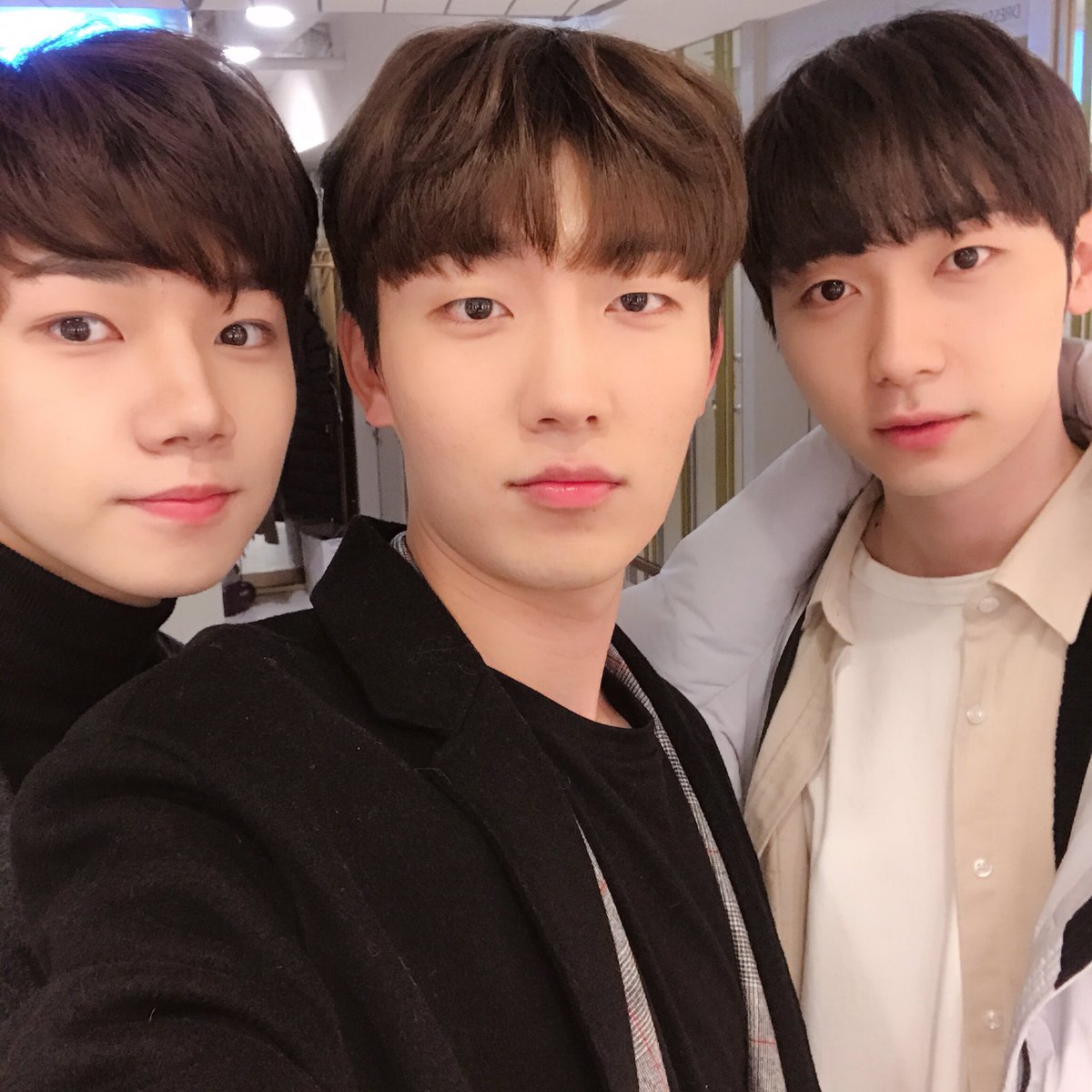 TMB_TheManBLK's tweet photo. 쓰리샷 오랜만~~~🦙🦙🦙
곧 다가올 3월도 화이팅이에요!!

#더맨블랙 #정진환 #윤준원 #강태우 #themanblk https://t.co/Hd42Kxc0dV