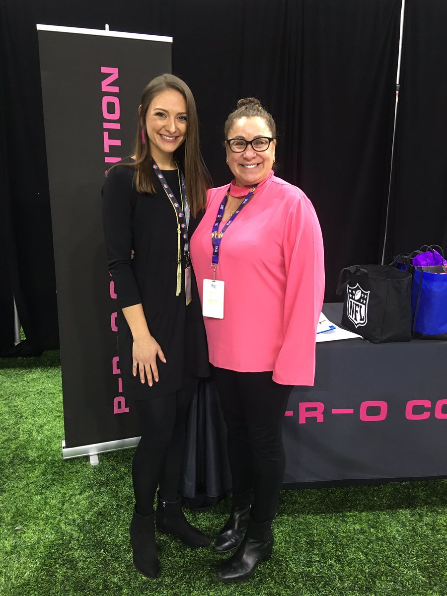 ellalangley_p's tweet photo. With the lovely @mvcheerleaders at the #NFL cheerleader directors conference in Minneapolis. Promoting the #PROconvention but also getting to see so many friends and colleagues. (Special thank you to @kristinaannphippen for your hard work and help this week)- Tracy https://t.co/0QsuX5r2jJ