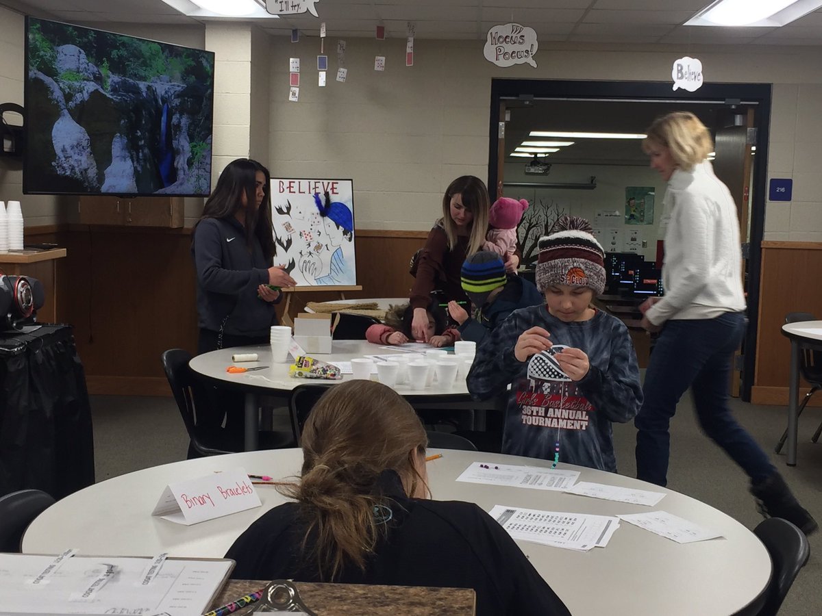 mrskalthoff's tweet image. Family night #unplugged activities include #binarybracelets and #myroboticfriend from @codeorg #csforall #mncodes #csk8 #SIGCSE2019