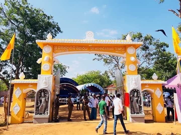 appachchige's tweet photo. ලුණුගම්වෙහෙර ධීවර ගම්මානය  ශ්‍රී මහින්දාරාම විහාරයේ අභිනව වාහල්කඩ නිරාවරණය කිරීමේ උත්සවය පස්වන විධායක ජනාධිපති වත්මන් විපක්ෂ නායක මහින්ද රාජපක්ෂ මැතිදුන්ගේ ප්‍රධානත්වයෙන් එතුමාගේ පින්බර සුරතින් විවෘත කල මොහොත...
#AKS_Team_HJM❤ https://t.co/QXTGXRkyTL