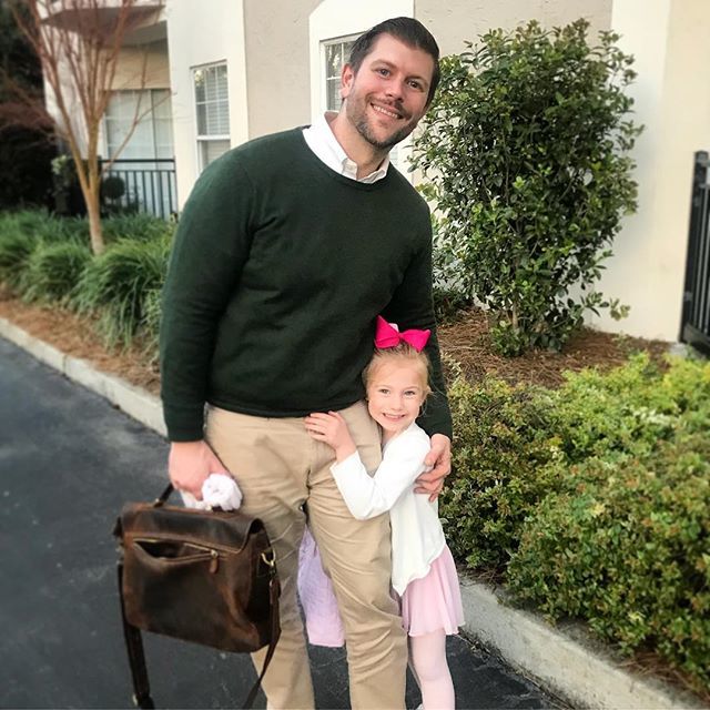 MHuebs's tweet photo. This girl looooooves when Daddy gets home💕 #latergram 2.25.19 https://t.co/390sOpKurQ https://t.co/CwFrQAvz6r