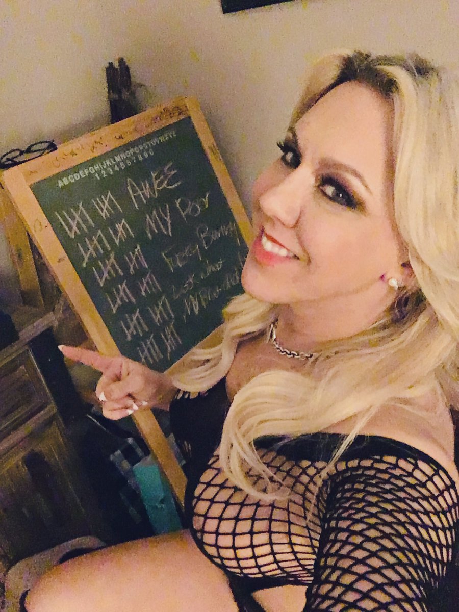 SamanthaMuscle's tweet photo. This was Sun Funday w/ MY @FuzzyBunnySlave 🐰MY brat got MY bunny in gud trouble let’s play HIS Goddess 👸🏼said😈 look what u did 👋🏻Hehee 😜😘❤️🖤#MYfuzzybunnyslave #HISGoddess #collared #loyalty #proudlyowned #singletail #Flogging #Strapon #facesitting #goldenshower #bootworship https://t.co/q0OXuUhwDE