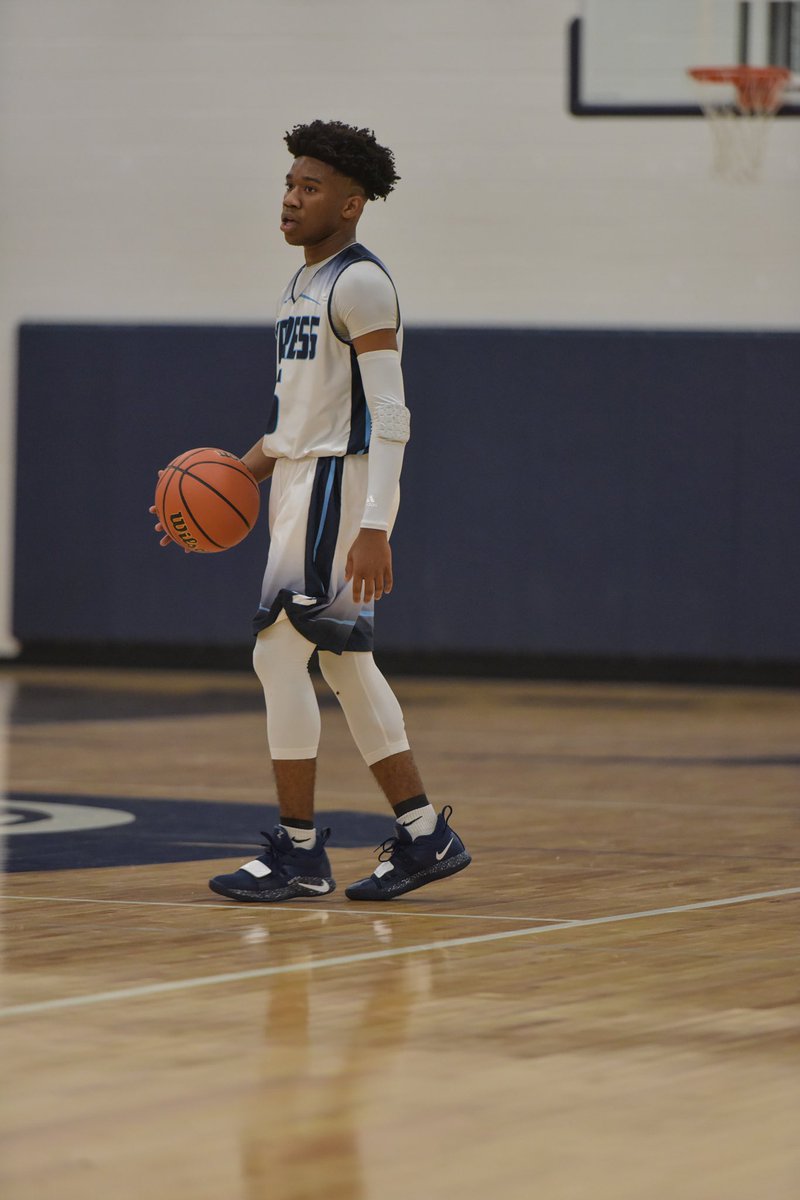 cinconev's tweet photo. oof it’s been real💔can’t believe my high school career is really over, I’m thankful for everyone. It won’t be the last you hear of me, that’s a promise 🤞🏾 Jeremiah 29:11, living the dream for me and bro🙏🏾#riptye...next chapter goin be something memorable🤫...#5out ✌🏾 https://t.co/5v8SxS2hsg