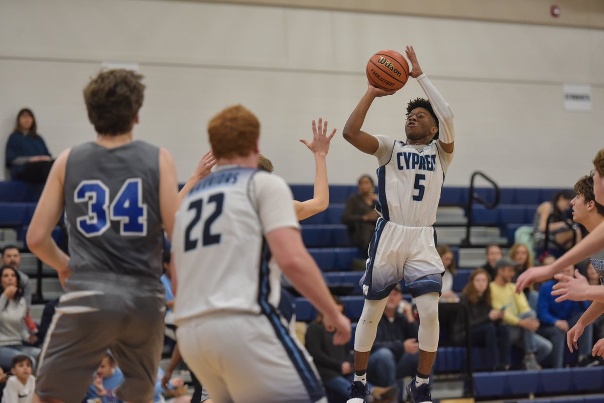 cinconev's tweet photo. oof it’s been real💔can’t believe my high school career is really over, I’m thankful for everyone. It won’t be the last you hear of me, that’s a promise 🤞🏾 Jeremiah 29:11, living the dream for me and bro🙏🏾#riptye...next chapter goin be something memorable🤫...#5out ✌🏾 https://t.co/5v8SxS2hsg