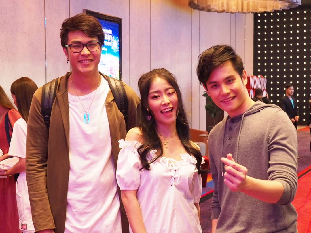 Maxaf12official's tweet photo. พี่ๆน้องๆ 😆

#ข้าวตราฉัตร
#maxapisorn #maxaf12 #af12 #truefantasia #iam #maxaf12_official #LoveRepeat #ขอโทษในใจ @MaxAF12 @PloysaiAf12 @focus_kittikun https://t.co/EuCW8ebYOS
