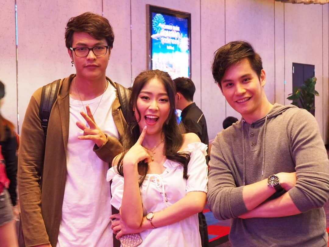 Maxaf12official's tweet photo. พี่ๆน้องๆ 😆

#ข้าวตราฉัตร
#maxapisorn #maxaf12 #af12 #truefantasia #iam #maxaf12_official #LoveRepeat #ขอโทษในใจ @MaxAF12 @PloysaiAf12 @focus_kittikun https://t.co/EuCW8ebYOS