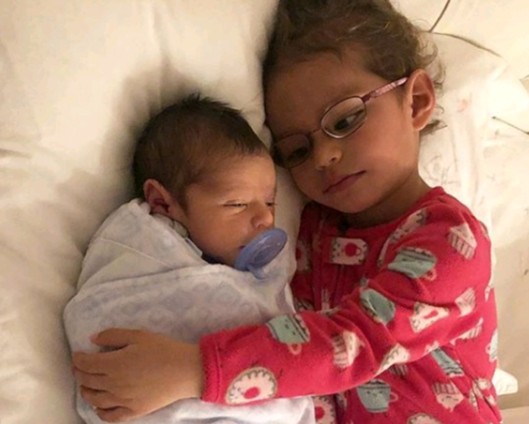 Quien's tweet photo. El tierno momento en que la hija de Bárbara Coppel conoce a su hermanito https://t.co/rctn0g83MH #BarbaraCoppel https://t.co/JBZD3KrNzS