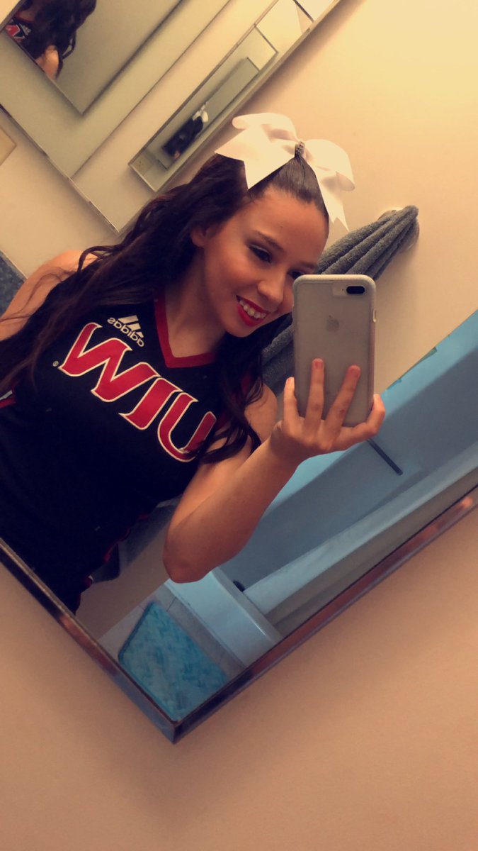 cheergirl0300's tweet photo. I miss football season 😔❤️#UIWCheer #uiwspirit https://t.co/tkqm3Dp8iN