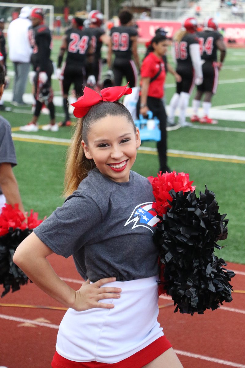 cheergirl0300's tweet photo. I miss football season 😔❤️#UIWCheer #uiwspirit https://t.co/tkqm3Dp8iN