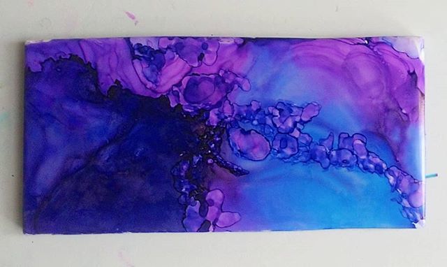 AHmygdala's tweet photo. This color combo! 💜💙 Tile + @brea_reese alcohol ink + 🔥

#inkandore #alcoholink #fluidart #fluidartist #arttable #artwork #galaxy https://t.co/N0Op0oCdZn https://t.co/A6OkNQJfa9