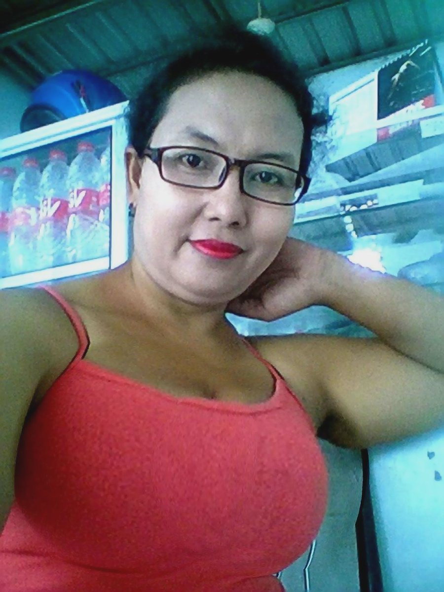 NenengMami's tweet photo. Kesepian banget tante https://t.co/n7J1lihzPA