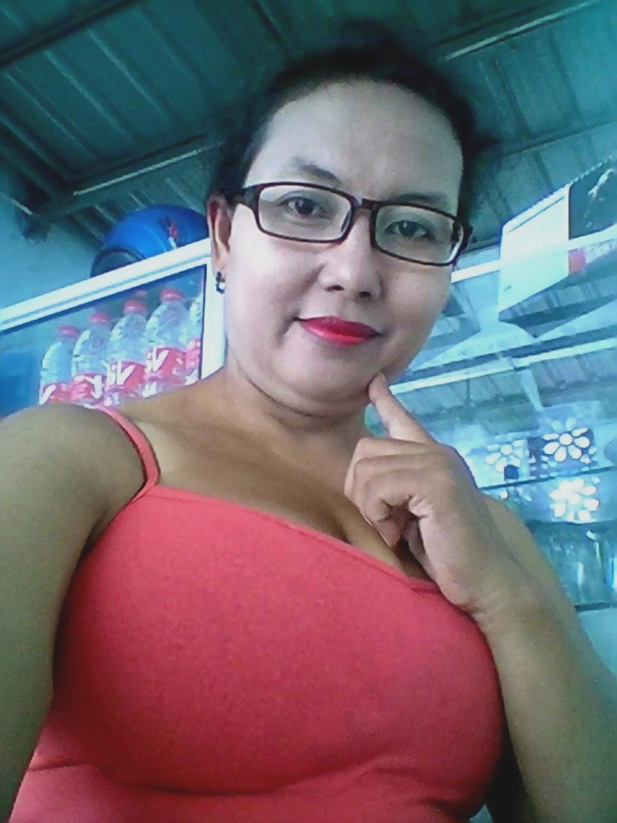NenengMami's tweet photo. Kesepian banget tante https://t.co/n7J1lihzPA