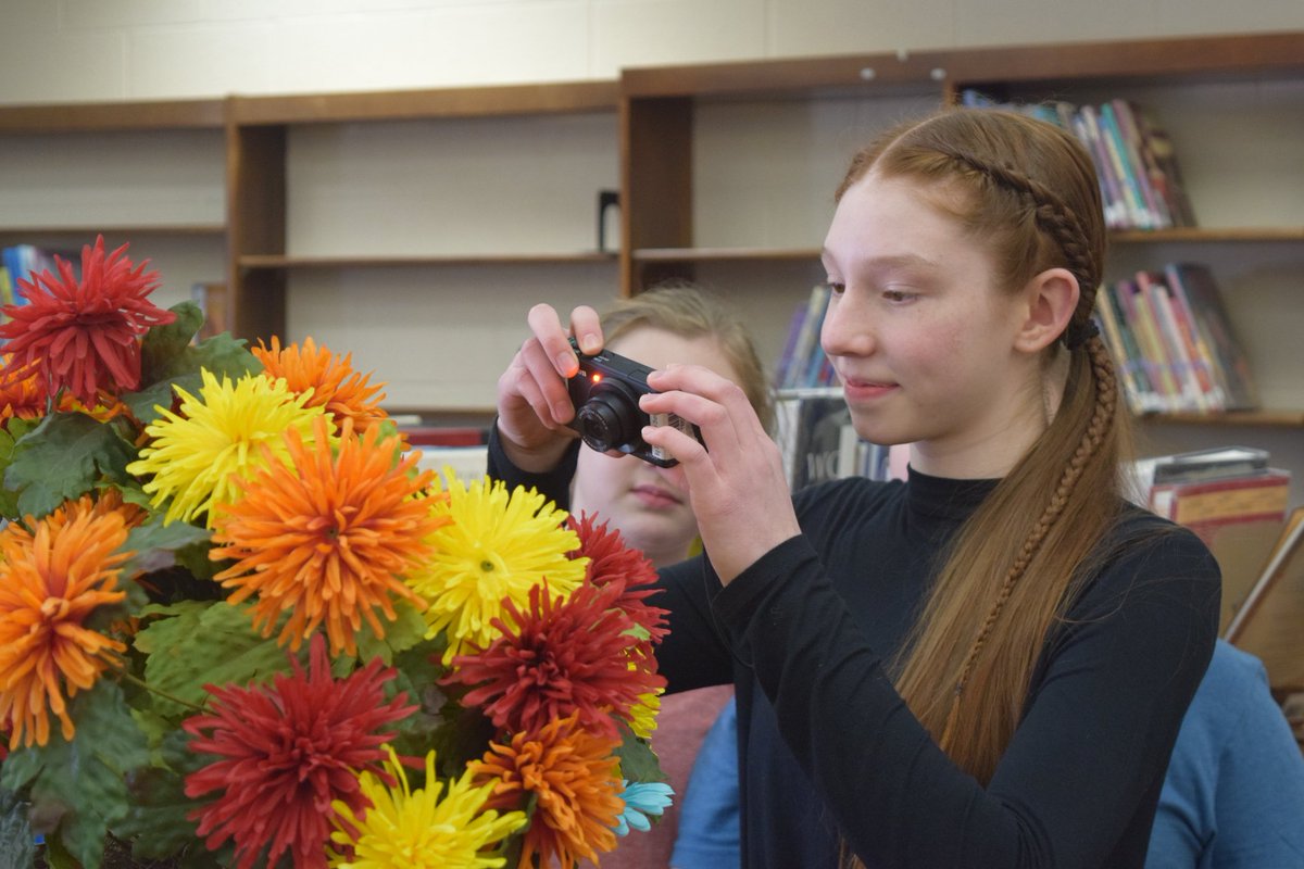 ChristaDoc's tweet image. HS journalists from Quill &amp;amp; Scroll honor society held a media showcase today for MS students. With photography, creative writing, &amp;amp; video exercises, we helped them develop skills and see the opportunities available when they reach high school. Awesome inaugural event! #BSSDProud