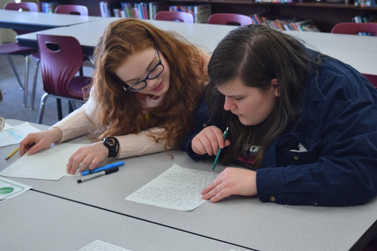 ChristaDoc's tweet image. HS journalists from Quill &amp;amp; Scroll honor society held a media showcase today for MS students. With photography, creative writing, &amp;amp; video exercises, we helped them develop skills and see the opportunities available when they reach high school. Awesome inaugural event! #BSSDProud