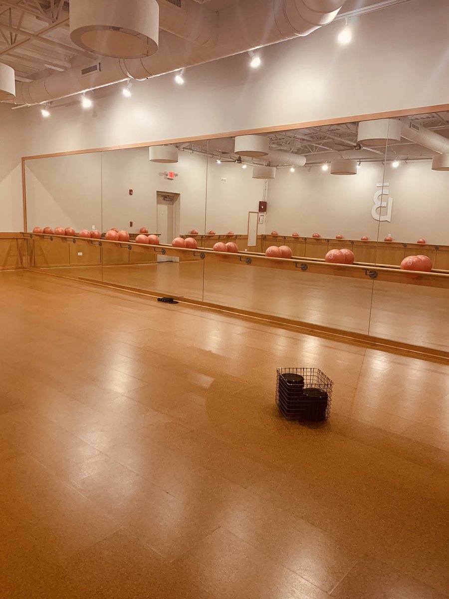 _MrsTsFirsties's tweet photo. My nighttime classroom 🧡           #b3 #balancedinbody #empoweredfromwithin #youarelimitless https://t.co/FTrQfju6ai