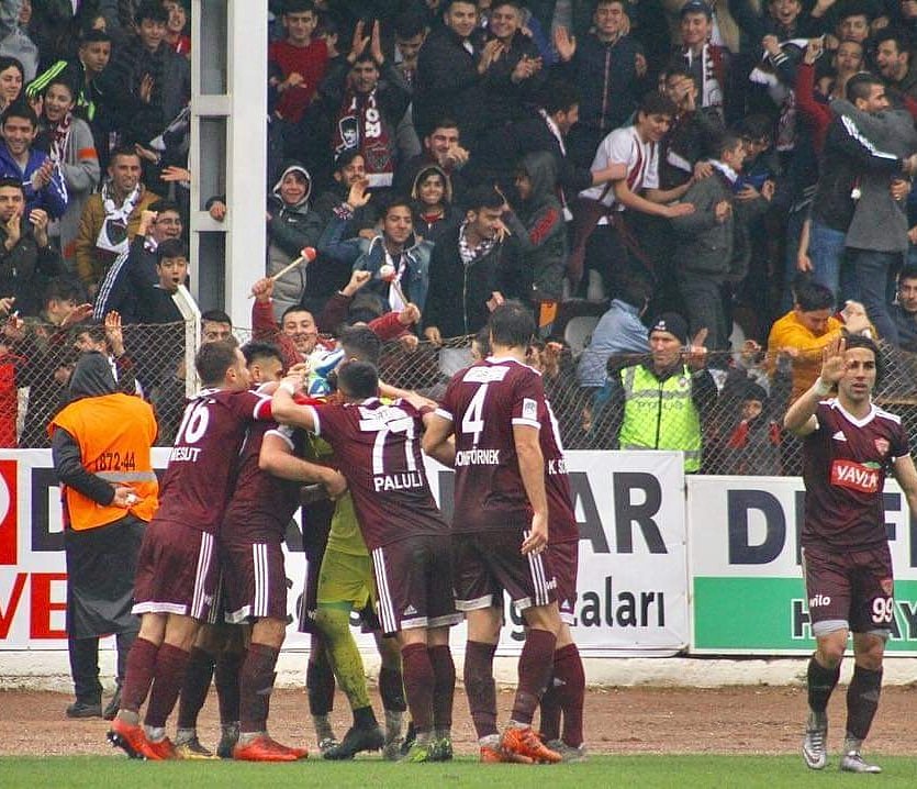 Bugün Günlerden Hatayspor

#GönüldenbağlıyızbizHataylıyız
#NemutluHataysporluyumdiyene
#BizimiçinsaldırHatayspor
#BaşarılarHatayspor

Vurduğun gol yediğin ofsayt olsun Hatayspor'um ✊