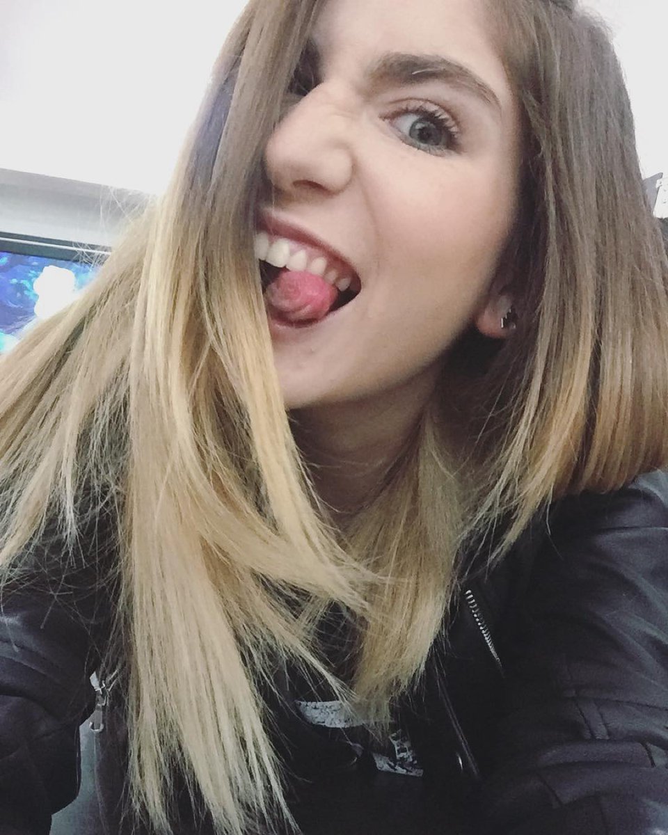 mariana_sfl's tweet photo. Hilo de fotos de Nath haciendo muecas / mostrando la lengua. 

Empiezo yo 

#VotaNathCampos  #KCA https://t.co/MCo7XXApYX
