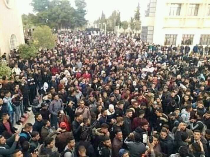 WADHOSHA's tweet photo. حتي نكون واضحين:
جلوس البشير في كرسية حتي الان بسبب المتفرجين والناس الماسكة العصاية من النص
نعم هم عايزين الثورة بس مامستعدين يطلعوا مظاهرات وتجدهم بيتفرجوا علي الثوار 
👇🏽انظروا للجزائر وجماهيرها التي خرجت للشوارع
اصحي يامواطن الثورة مابتتم الا بمشاركتك  #موكب28فبراير https://t.co/kmY9J3ZqIk