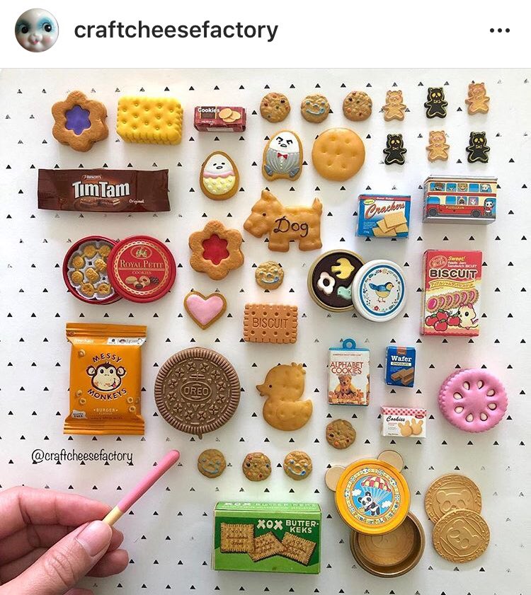 instagram.com/craftcheesefac…
미니어처 잡동사니는 다 모아놓은 계정인데 동영상으로 개별 품목 뚜껑 열고 꺼낼 거 꺼내고 돌려가며 보여주실 때는 귀여워서 심장이 막 쪼여든다
접시, 잔, 주전자, 쿠키