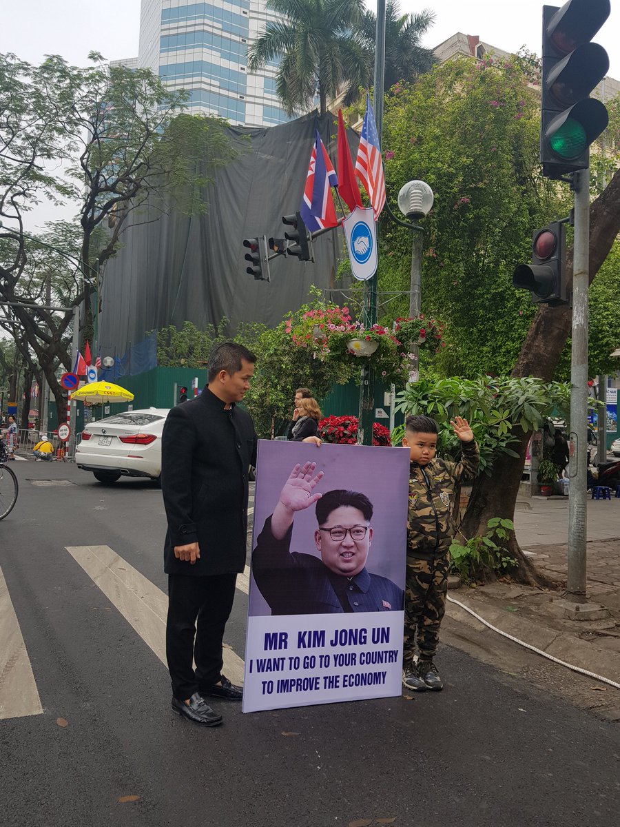 김정은 위원장 숙소 멜리아호텔 앞에 등장한 리틀 김정은 #2차북미정상회담 #littleKimJungun @Meliahotel