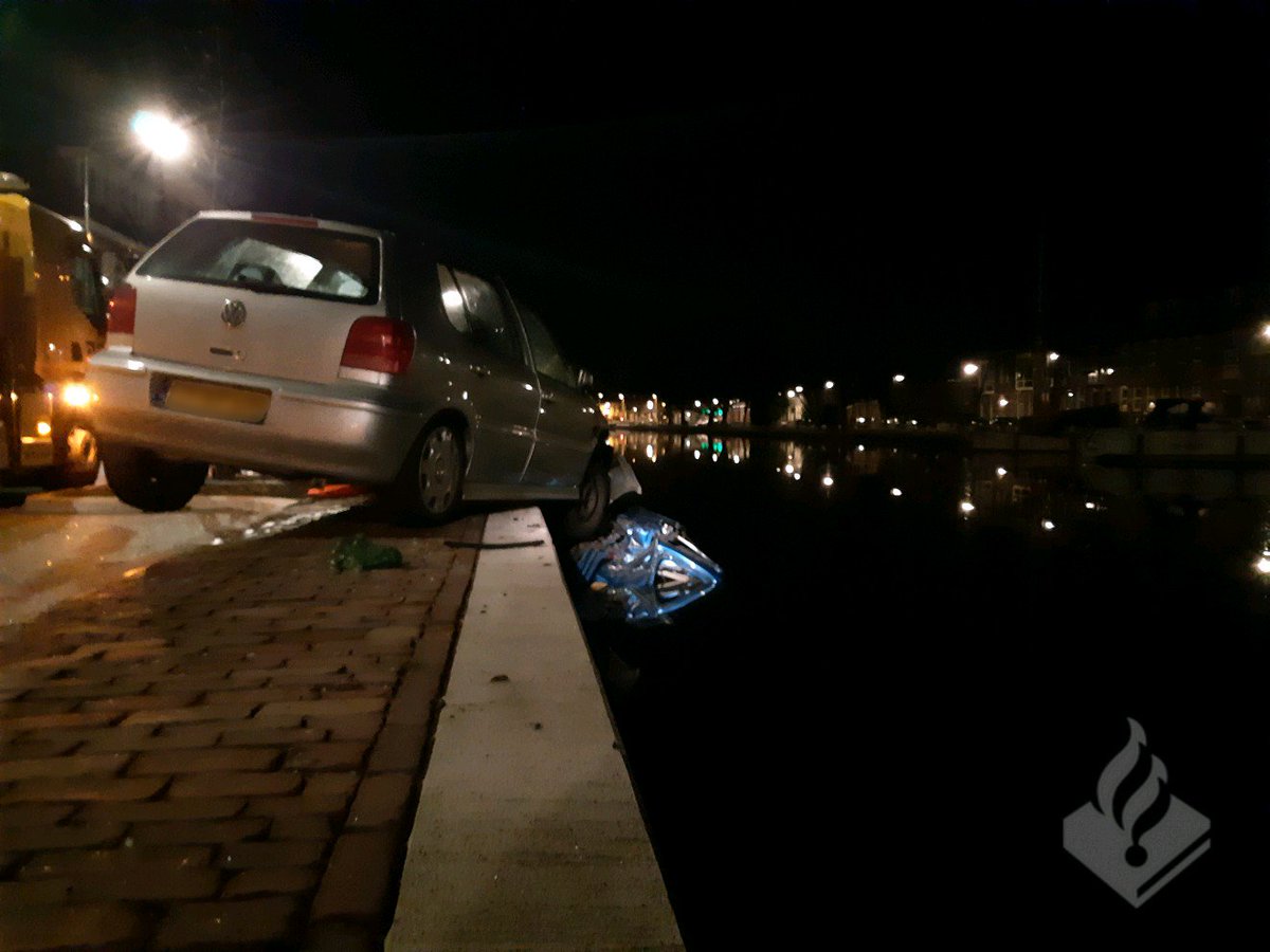 GETUIGEN GEZOCHT! Op 26-02 omstreeks 23.55 uur vond op de #Kattensingel in #Gouda een behoorlijke aanrijding plaats. Door de klap belandde een geparkeerd voertuig in het water. De veroorzakers gingen er rennend vandoor. Getuige geweest? Bel 0900-8844. ^IL