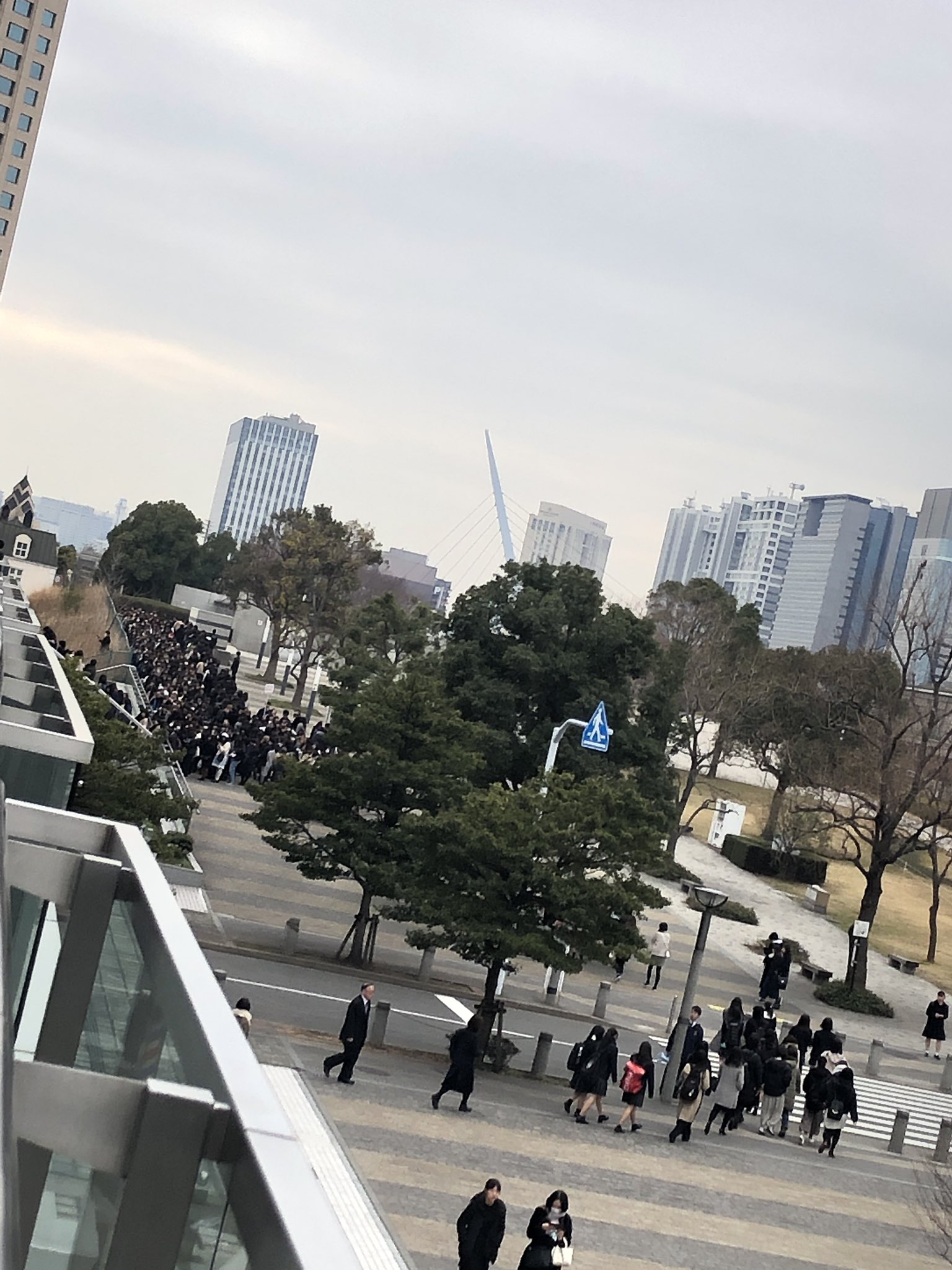 画像 えいちゃんのお別れ会の待機列凄い もう献花始まって私はもう献花終わって出てきたけど まだいっぱい並んでる エイジくんすごいよ やっぱ人気者だね また泣いちゃった まとめダネ